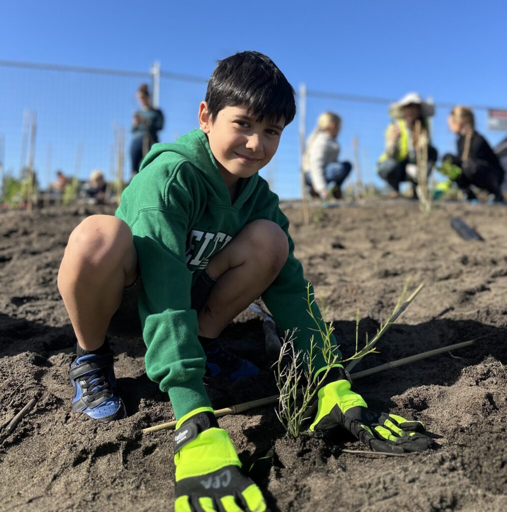 20250710_Catalina community planting day_093